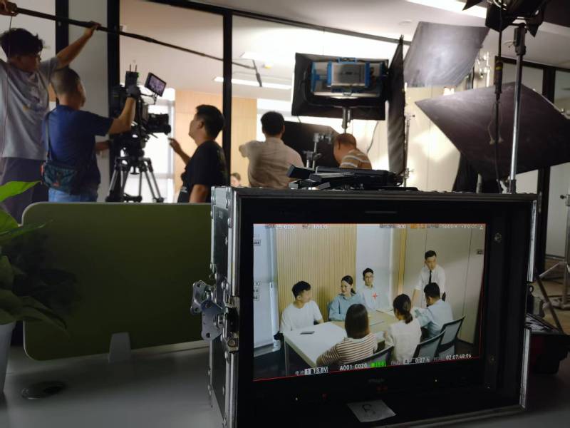 平房区TVC拍摄公司：科技产品视觉化大师，诠释未来感与功能美学